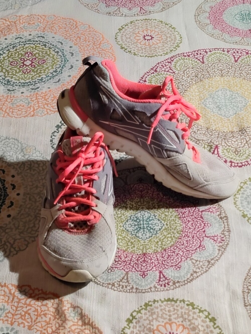 Reebok Gray & Vibrant Pink Mesh Athletic Running Shoes - Women's Size 6
